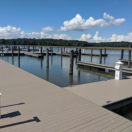 Surry Seafood Company Hotel Exterior photo