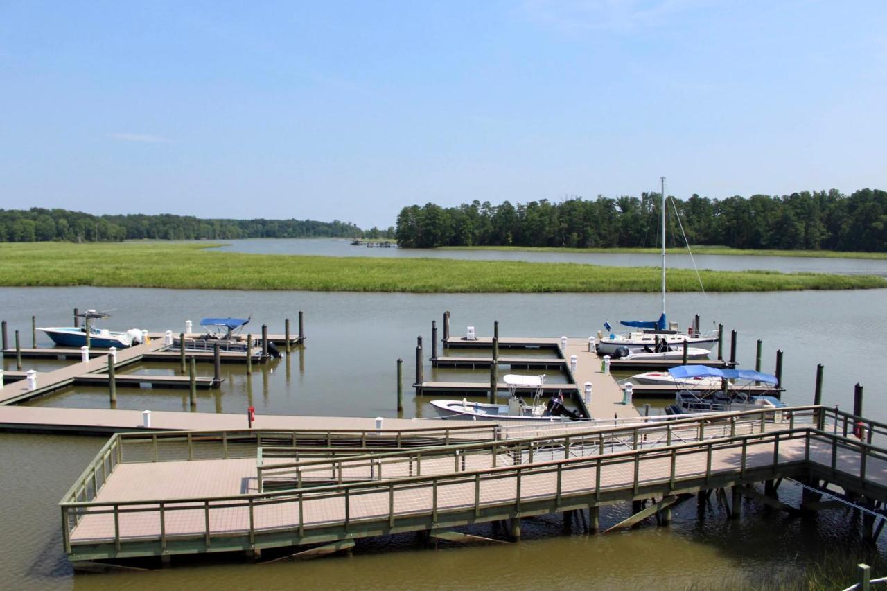 Surry Seafood Company Hotel Exterior photo