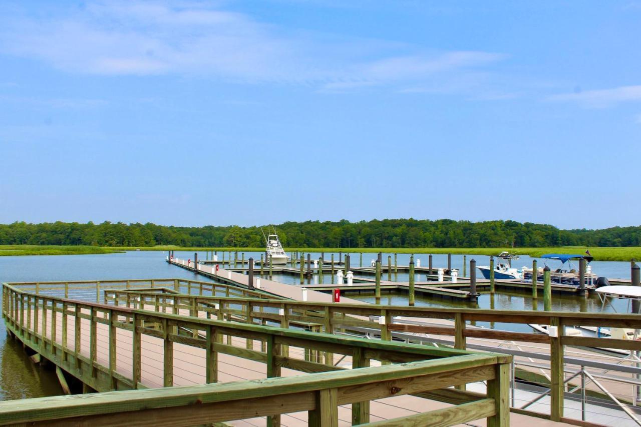 Surry Seafood Company Hotel Exterior photo