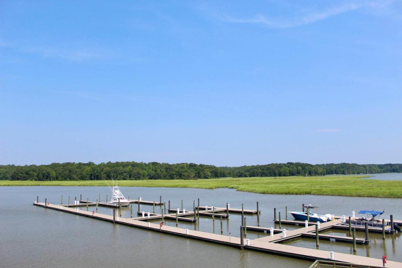 Surry Seafood Company Hotel Exterior photo