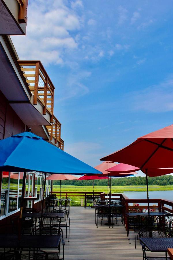Surry Seafood Company Hotel Exterior photo